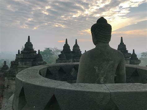 Borobudur: Monumentalna konstrukcja religijna przepełniona mistycznym znaczeniem!